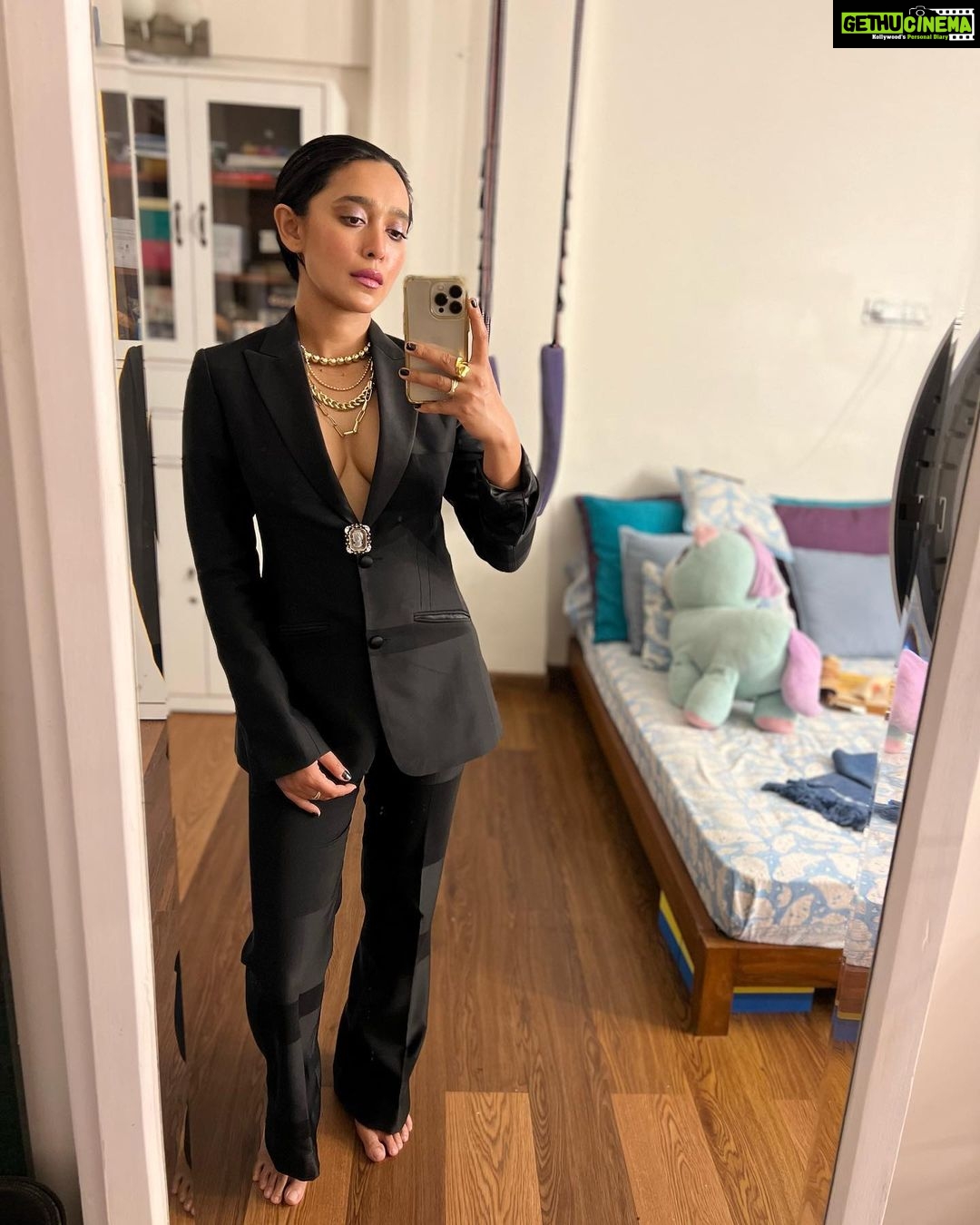 Sayani Gupta Instagram - 🖤 Been wanting to wear this custom made @ashishnsoniofficial for the last 5/6 years! Finally could. Had 10 minutes to style it and just improvised with my new hand sculpted Italian broach (I got to meet the genius atelier in Venice in his studio, that looks like a museum.. who has designed and made costumes for some of the biggest operas and musicals of the world.. absolutely fascinating, his studio and the guy). Finally wore this necklace too which was an impulsive buy in the lockdown from @so_fetch_love and put in some rings! Improvised the gel hair 🙈with some weird gel, that I found in the house and water (little that I could learn from @deepalid10 ) And the make up was refreshed from what @eshwarlog had done in the day for a look test. Basically all jugaad! Wingin’ it! @shreejarajgopal Do you approve 😂 #anek premiere