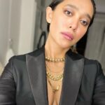 Sayani Gupta Instagram - 🖤 Been wanting to wear this custom made @ashishnsoniofficial for the last 5/6 years! Finally could. Had 10 minutes to style it and just improvised with my new hand sculpted Italian broach (I got to meet the genius atelier in Venice in his studio, that looks like a museum.. who has designed and made costumes for some of the biggest operas and musicals of the world.. absolutely fascinating, his studio and the guy). Finally wore this necklace too which was an impulsive buy in the lockdown from @so_fetch_love and put in some rings! Improvised the gel hair 🙈with some weird gel, that I found in the house and water (little that I could learn from @deepalid10 ) And the make up was refreshed from what @eshwarlog had done in the day for a look test. Basically all jugaad! Wingin’ it! @shreejarajgopal Do you approve 😂 #anek premiere