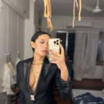 Sayani Gupta Instagram - 🖤 Been wanting to wear this custom made @ashishnsoniofficial for the last 5/6 years! Finally could. Had 10 minutes to style it and just improvised with my new hand sculpted Italian broach (I got to meet the genius atelier in Venice in his studio, that looks like a museum.. who has designed and made costumes for some of the biggest operas and musicals of the world.. absolutely fascinating, his studio and the guy). Finally wore this necklace too which was an impulsive buy in the lockdown from @so_fetch_love and put in some rings! Improvised the gel hair 🙈with some weird gel, that I found in the house and water (little that I could learn from @deepalid10 ) And the make up was refreshed from what @eshwarlog had done in the day for a look test. Basically all jugaad! Wingin’ it! @shreejarajgopal Do you approve 😂 #anek premiere