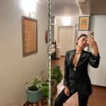 Sayani Gupta Instagram - 🖤 Been wanting to wear this custom made @ashishnsoniofficial for the last 5/6 years! Finally could. Had 10 minutes to style it and just improvised with my new hand sculpted Italian broach (I got to meet the genius atelier in Venice in his studio, that looks like a museum.. who has designed and made costumes for some of the biggest operas and musicals of the world.. absolutely fascinating, his studio and the guy). Finally wore this necklace too which was an impulsive buy in the lockdown from @so_fetch_love and put in some rings! Improvised the gel hair 🙈with some weird gel, that I found in the house and water (little that I could learn from @deepalid10 ) And the make up was refreshed from what @eshwarlog had done in the day for a look test. Basically all jugaad! Wingin’ it! @shreejarajgopal Do you approve 😂 #anek premiere