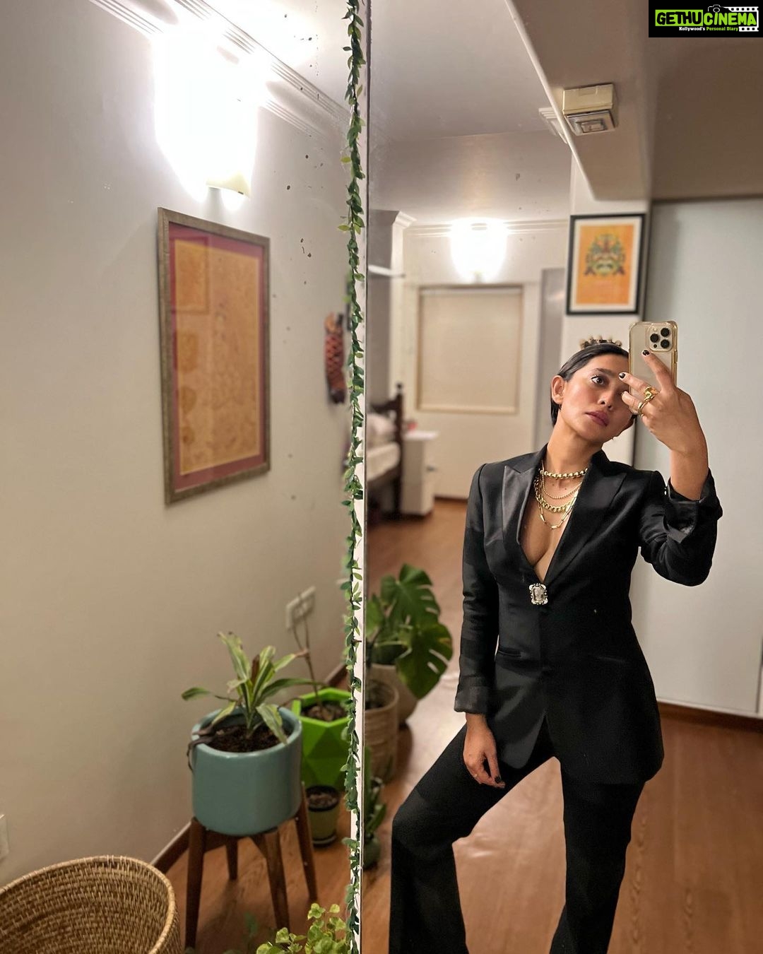 Sayani Gupta Instagram - 🖤 Been wanting to wear this custom made @ashishnsoniofficial for the last 5/6 years! Finally could. Had 10 minutes to style it and just improvised with my new hand sculpted Italian broach (I got to meet the genius atelier in Venice in his studio, that looks like a museum.. who has designed and made costumes for some of the biggest operas and musicals of the world.. absolutely fascinating, his studio and the guy). Finally wore this necklace too which was an impulsive buy in the lockdown from @so_fetch_love and put in some rings! Improvised the gel hair 🙈with some weird gel, that I found in the house and water (little that I could learn from @deepalid10 ) And the make up was refreshed from what @eshwarlog had done in the day for a look test. Basically all jugaad! Wingin’ it! @shreejarajgopal Do you approve 😂 #anek premiere