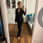Sayani Gupta Instagram - 🖤 Been wanting to wear this custom made @ashishnsoniofficial for the last 5/6 years! Finally could. Had 10 minutes to style it and just improvised with my new hand sculpted Italian broach (I got to meet the genius atelier in Venice in his studio, that looks like a museum.. who has designed and made costumes for some of the biggest operas and musicals of the world.. absolutely fascinating, his studio and the guy). Finally wore this necklace too which was an impulsive buy in the lockdown from @so_fetch_love and put in some rings! Improvised the gel hair 🙈with some weird gel, that I found in the house and water (little that I could learn from @deepalid10 ) And the make up was refreshed from what @eshwarlog had done in the day for a look test. Basically all jugaad! Wingin’ it! @shreejarajgopal Do you approve 😂 #anek premiere