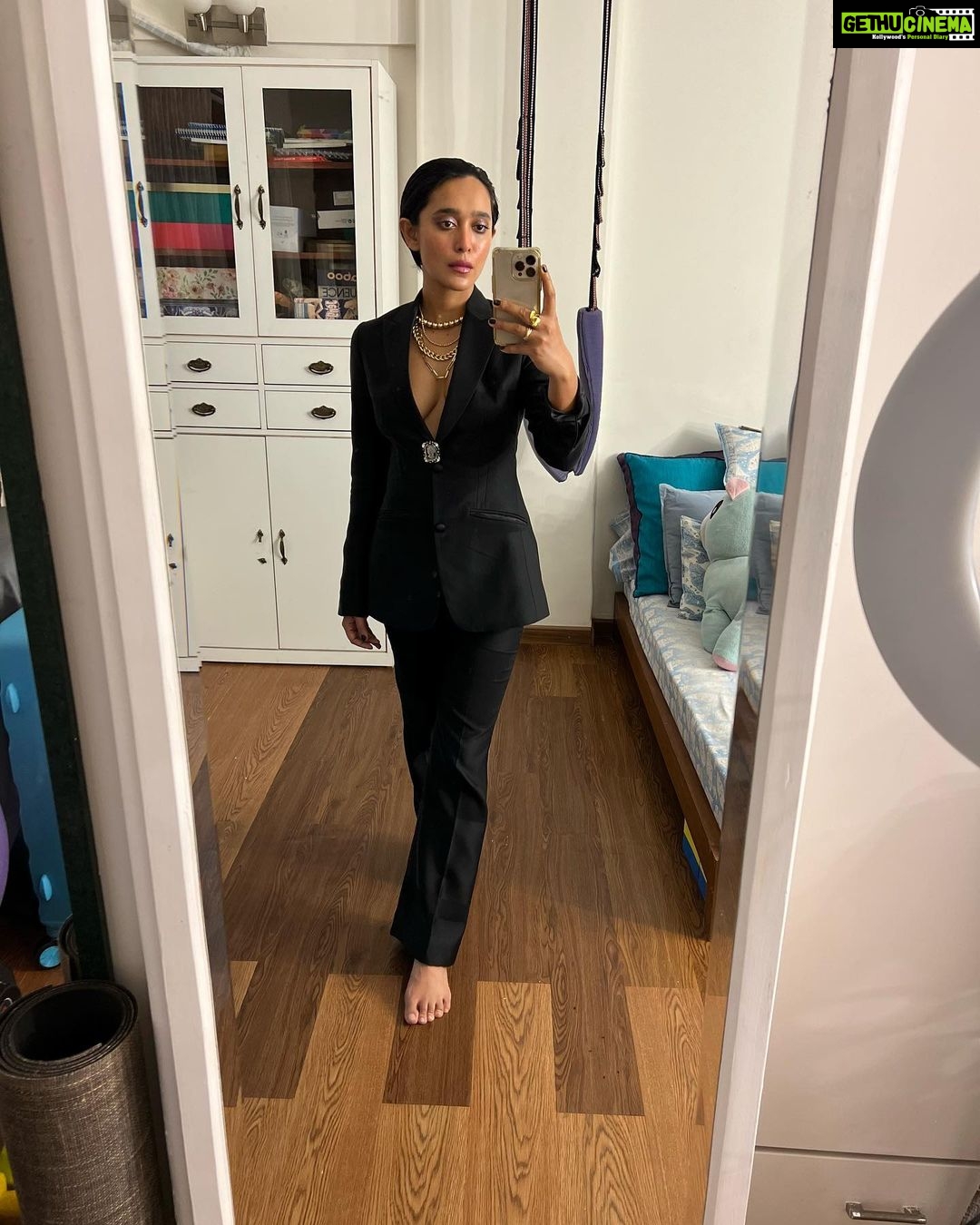 Sayani Gupta Instagram - 🖤 Been wanting to wear this custom made @ashishnsoniofficial for the last 5/6 years! Finally could. Had 10 minutes to style it and just improvised with my new hand sculpted Italian broach (I got to meet the genius atelier in Venice in his studio, that looks like a museum.. who has designed and made costumes for some of the biggest operas and musicals of the world.. absolutely fascinating, his studio and the guy). Finally wore this necklace too which was an impulsive buy in the lockdown from @so_fetch_love and put in some rings! Improvised the gel hair 🙈with some weird gel, that I found in the house and water (little that I could learn from @deepalid10 ) And the make up was refreshed from what @eshwarlog had done in the day for a look test. Basically all jugaad! Wingin’ it! @shreejarajgopal Do you approve 😂 #anek premiere