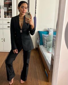 Sayani Gupta Instagram - 🖤 Been wanting to wear this custom made @ashishnsoniofficial for the last 5/6 years! Finally could. Had 10 minutes to style it and just improvised with my new hand sculpted Italian broach (I got to meet the genius atelier in Venice in his studio, that looks like a museum.. who has designed and made costumes for some of the biggest operas and musicals of the world.. absolutely fascinating, his studio and the guy). Finally wore this necklace too which was an impulsive buy in the lockdown from @so_fetch_love and put in some rings! Improvised the gel hair 🙈with some weird gel, that I found in the house and water (little that I could learn from @deepalid10 ) And the make up was refreshed from what @eshwarlog had done in the day for a look test. Basically all jugaad! Wingin’ it! @shreejarajgopal Do you approve 😂 #anek premiere