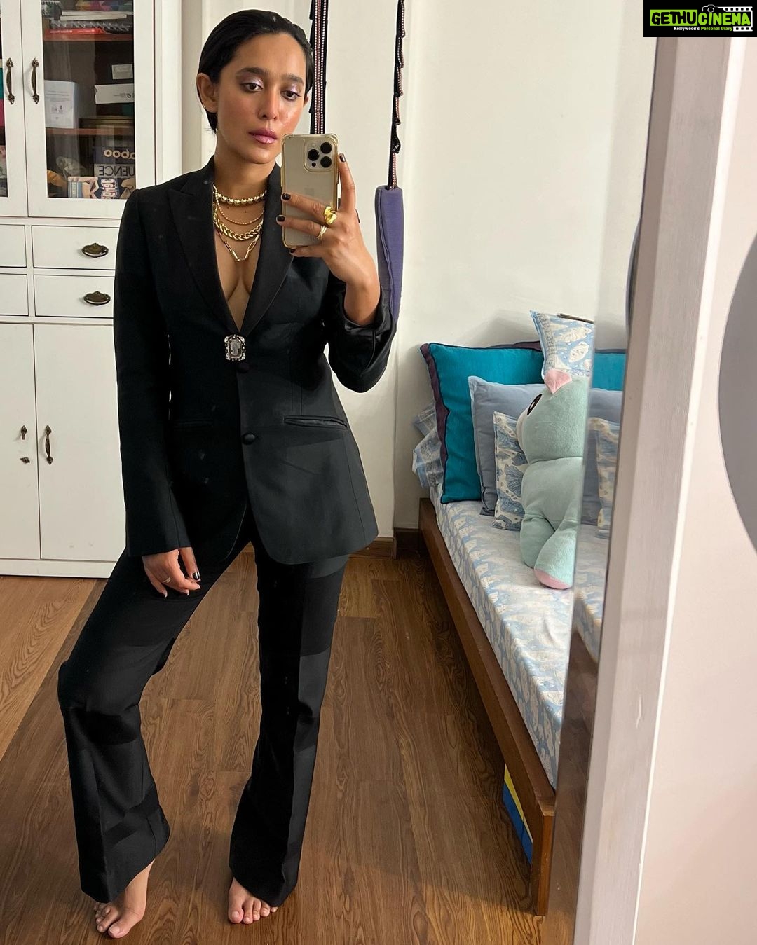 Sayani Gupta Instagram - 🖤 Been wanting to wear this custom made @ashishnsoniofficial for the last 5/6 years! Finally could. Had 10 minutes to style it and just improvised with my new hand sculpted Italian broach (I got to meet the genius atelier in Venice in his studio, that looks like a museum.. who has designed and made costumes for some of the biggest operas and musicals of the world.. absolutely fascinating, his studio and the guy). Finally wore this necklace too which was an impulsive buy in the lockdown from @so_fetch_love and put in some rings! Improvised the gel hair 🙈with some weird gel, that I found in the house and water (little that I could learn from @deepalid10 ) And the make up was refreshed from what @eshwarlog had done in the day for a look test. Basically all jugaad! Wingin’ it! @shreejarajgopal Do you approve 😂 #anek premiere