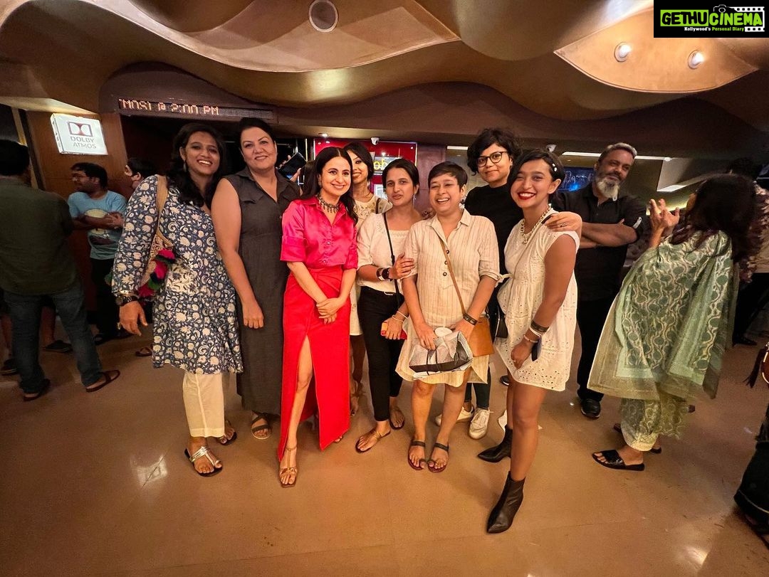 Sayani Gupta Instagram - @kaushaloza made an impeccable film with an incredible set of people called #junaagadh It’s out on @largeshortfilms and has some brilliant performances, cinematography, sound design & music! It’s a poetry of loss, love, heartbreak, roots and humanity. It was also an unexpected mini FTII Reunion and we were all just ecstatic and grateful to be meeting each other after years (some after even 11 years) and know that no matter which part of the world we are in, how many years we meet after.. ftii tribe will always be the warmest spot in our hearts! And also met some of my batchmates!!! The notorious 2008 batch! 😄 @rasikadugal @naseeruddin49 @rajarjunofficial @padmavatirao #udaychandra and the cat! What fabulous performances! @doorbeenwaala @bigyna Have outdone themselves!@girish_jotwani @megovindaraju @sashwat Congratulations guys! Pantar gang.. @goraxnath @g.y.a.n.i @paramitagh @rukshana_tabassum @shreyagupta13 @shaibyarakesh @cinemical @ashishsverma @ronjinichakraborty @anindyashankardas @neelanjanaborthakur @karthiknganesh #prateekvats @singvikram.83 @niteingoel @anishjohn83 #ravi #bhansali @satchitpuranik @debmedhekar @kunalchandra2005 & company! We all remembered #shedgeji and toasted to the spirit of him that glue us together still and make us what we truly are. Ftii is the blood in our veins and we will always be connected. No matter what. To celebrating cinema and comradeship!