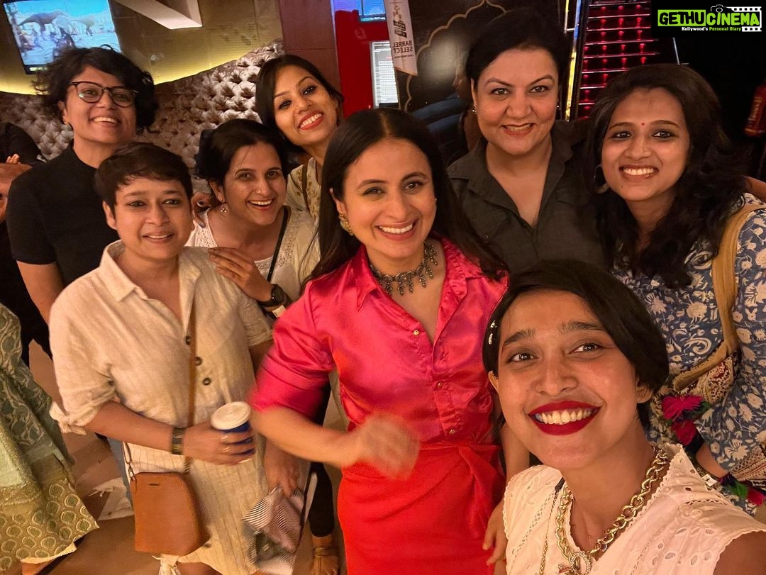 Sayani Gupta Instagram - @kaushaloza made an impeccable film with an incredible set of people called #junaagadh It’s out on @largeshortfilms and has some brilliant performances, cinematography, sound design & music! It’s a poetry of loss, love, heartbreak, roots and humanity. It was also an unexpected mini FTII Reunion and we were all just ecstatic and grateful to be meeting each other after years (some after even 11 years) and know that no matter which part of the world we are in, how many years we meet after.. ftii tribe will always be the warmest spot in our hearts! And also met some of my batchmates!!! The notorious 2008 batch! 😄 @rasikadugal @naseeruddin49 @rajarjunofficial @padmavatirao #udaychandra and the cat! What fabulous performances! @doorbeenwaala @bigyna Have outdone themselves!@girish_jotwani @megovindaraju @sashwat Congratulations guys! Pantar gang.. @goraxnath @g.y.a.n.i @paramitagh @rukshana_tabassum @shreyagupta13 @shaibyarakesh @cinemical @ashishsverma @ronjinichakraborty @anindyashankardas @neelanjanaborthakur @karthiknganesh #prateekvats @singvikram.83 @niteingoel @anishjohn83 #ravi #bhansali @satchitpuranik @debmedhekar @kunalchandra2005 & company! We all remembered #shedgeji and toasted to the spirit of him that glue us together still and make us what we truly are. Ftii is the blood in our veins and we will always be connected. No matter what. To celebrating cinema and comradeship!