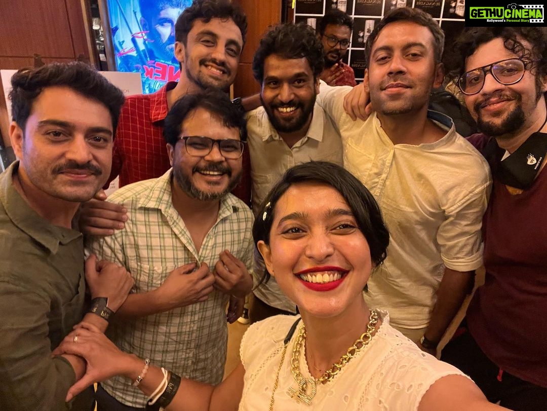 Sayani Gupta Instagram - @kaushaloza made an impeccable film with an incredible set of people called #junaagadh It’s out on @largeshortfilms and has some brilliant performances, cinematography, sound design & music! It’s a poetry of loss, love, heartbreak, roots and humanity. It was also an unexpected mini FTII Reunion and we were all just ecstatic and grateful to be meeting each other after years (some after even 11 years) and know that no matter which part of the world we are in, how many years we meet after.. ftii tribe will always be the warmest spot in our hearts! And also met some of my batchmates!!! The notorious 2008 batch! 😄 @rasikadugal @naseeruddin49 @rajarjunofficial @padmavatirao #udaychandra and the cat! What fabulous performances! @doorbeenwaala @bigyna Have outdone themselves!@girish_jotwani @megovindaraju @sashwat Congratulations guys! Pantar gang.. @goraxnath @g.y.a.n.i @paramitagh @rukshana_tabassum @shreyagupta13 @shaibyarakesh @cinemical @ashishsverma @ronjinichakraborty @anindyashankardas @neelanjanaborthakur @karthiknganesh #prateekvats @singvikram.83 @niteingoel @anishjohn83 #ravi #bhansali @satchitpuranik @debmedhekar @kunalchandra2005 & company! We all remembered #shedgeji and toasted to the spirit of him that glue us together still and make us what we truly are. Ftii is the blood in our veins and we will always be connected. No matter what. To celebrating cinema and comradeship!