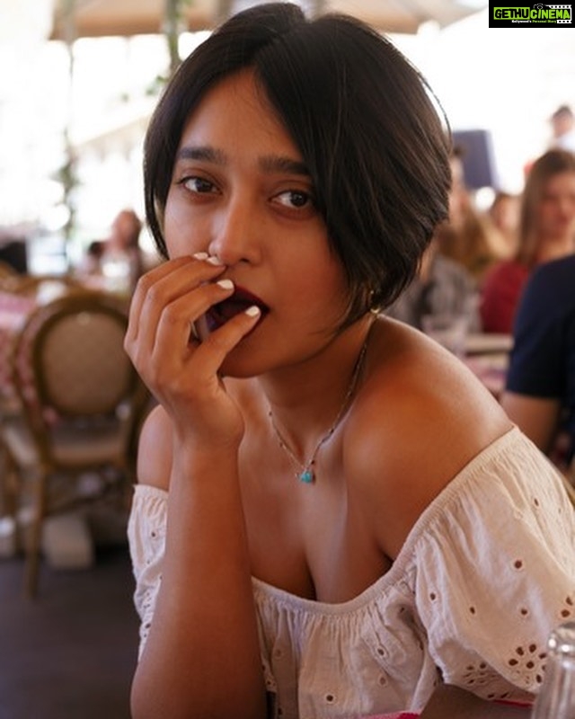 Sayani Gupta Instagram - The beautiful @zeustate took these photos of me on her camera. While we were chilling/walking/sitting in the boat. Somehow it feels quite special now to be photographed with a real camera as opposed to the phone. These photos are like her love letter to me. Since the moment we met on a boat (randomly) in Venice, we couldn’t stop talking. She came to Florence to stay us and we had the most beautiful time.. from carrying around her heavy bag, to getting too lost in conversations to remember to eat, to hunting for food across town, to having the most hilarious adventures to finally finding the most massive, most expensive stake of our lives. But we came out a winning team! We said bye and tore ourselves apart. As @eshwarlog and I went to pick our luggage at the train station, leaving little flowers for her and requesting the guy to hand it over to her when she comes, we bumped into her within a minute at the platform. It was meant to be. We three were meant to meet. We were meant to have a Venetian, Florentine holiday together! It amazes me on how easy it is to find people from your tribe! If your intent is strong I guess! Just grateful to find beautiful souls! 💐🍀🤍🌸 #venice #florence #italia Venice, Italy