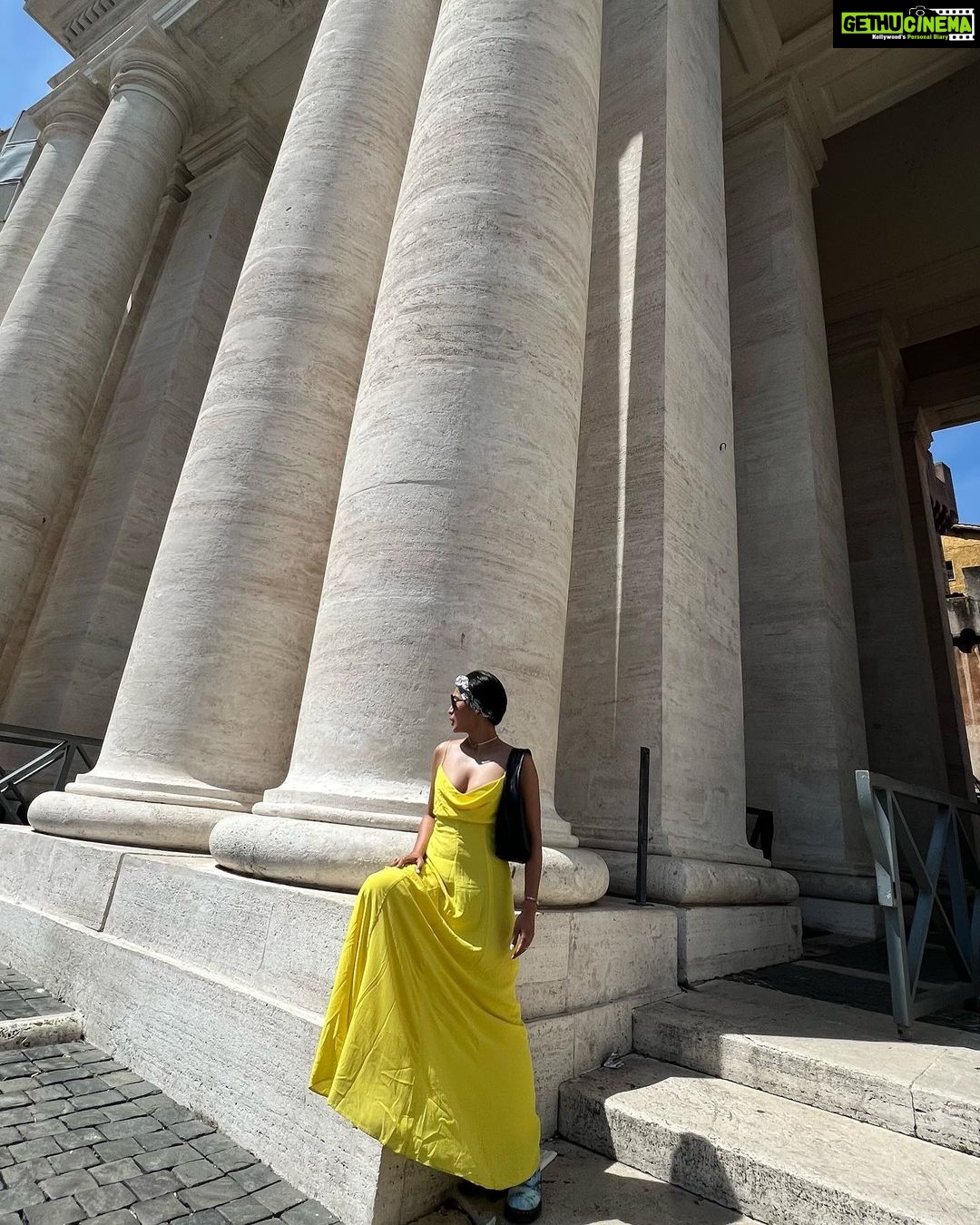 Sayani Gupta Instagram - ☀️ St. Peter's Square, Vatican City