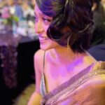 Sayani Gupta Instagram - Winning an award in the mothership hometown @indianchamber @yflokolkata Pride Of Bengal Extraordinary achievement in OTT But just happy to find an excuse to doll up! In @sawangandhiofficial @shopanatina @tribebyamrapali Styled by @shreejarajgopal MUA @glamourbeautybysu 🤎💚