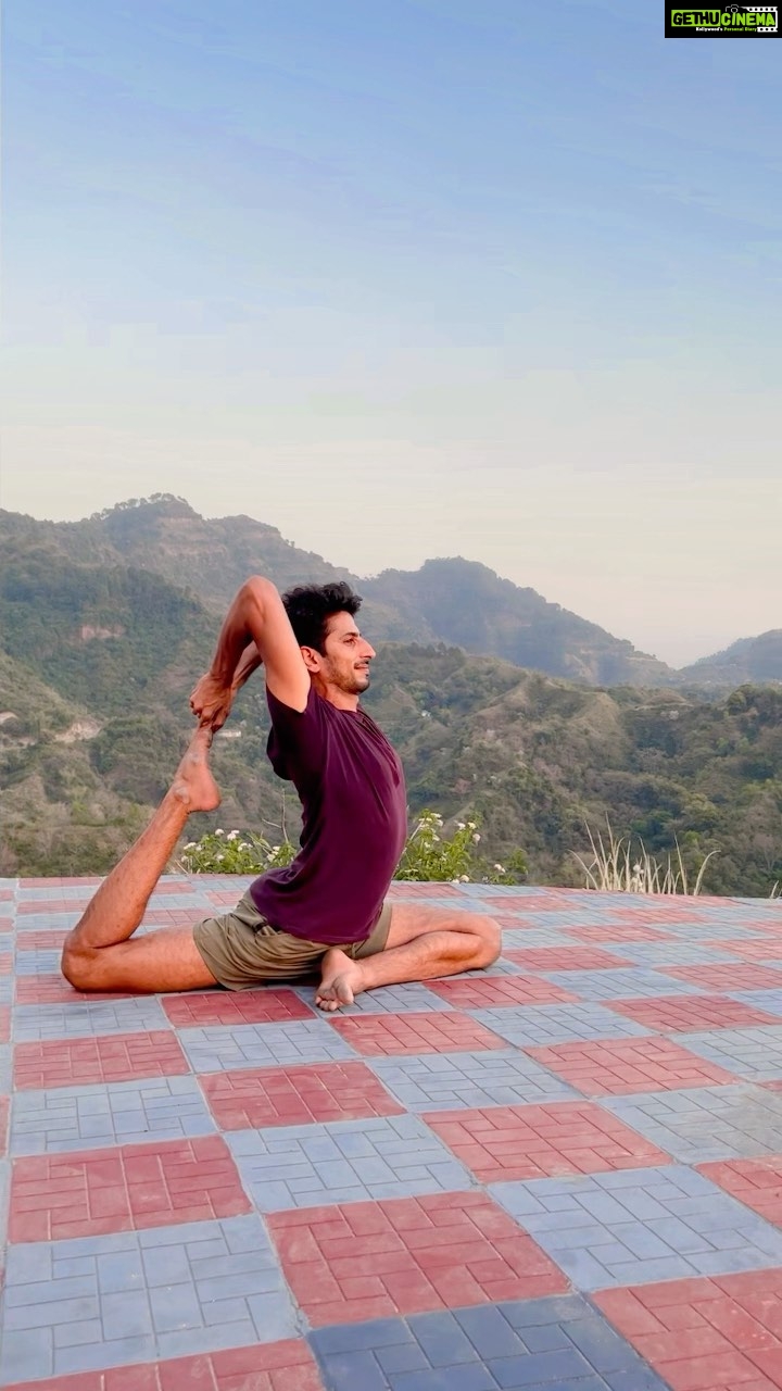 Sayani Gupta Instagram - After a 9km hike we decided to make a reel with everyone striking a pose! Like most best ideas, this too came from @minimathur With the most beautiful Yoga Guru in the world @jogmihir And the class of 2022 @kyospaces x @jogashala @minimathur @ishikamohanmotwane @prernayou @payalsv @ramyaprinsane @div.yog @missbeliefbynikita @jaisheeldhami @madhavy tinkerbelletam @jo_rongala Andretta, Himachal Pradesh