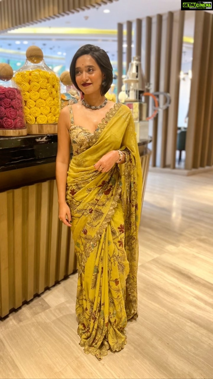 Sayani Gupta Instagram - Conceited much. But this is an Appreciation Post for my beauty angel @glamourbeautybysu With no set up & a hurricane tour, she managed to bring it together! @shreejarajgopal sitting in Goa orchestrated this look. We are, because of our teams! We build each other! (After a lot of disagreements & laughter 🙄) Also my angels @eshwarlog @deepalid10 @sitalmakeup @sahithya.shetty who’ve been my constant(s) pain & balm as I have been theirs 😂 #dontneednofilterwhenyouhavethisteam