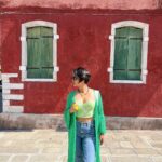 Sayani Gupta Instagram – Green Day

📷 mood, cape & enthusiasm 
By Legend @eshwarlog Murano, Italia