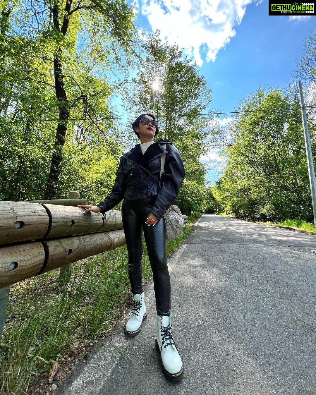 Sayani Gupta Instagram - Sunshine in my pocket #italy 📷 for 20 💶 @eshwarlog
