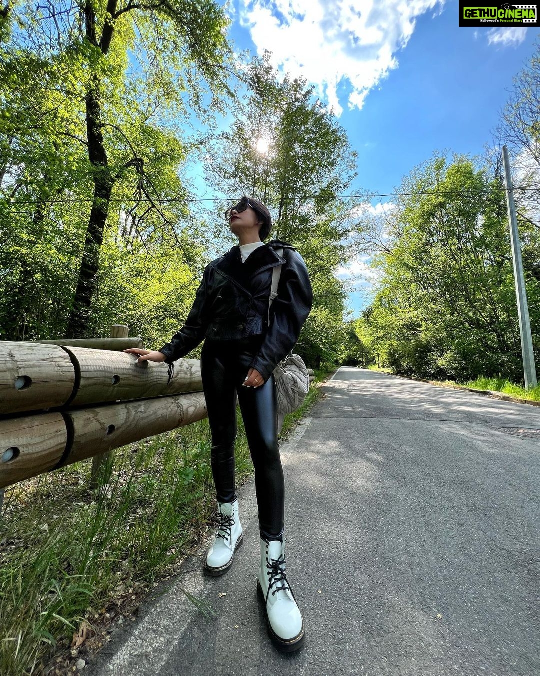 Sayani Gupta Instagram - Sunshine in my pocket #italy 📷 for 20 💶 @eshwarlog
