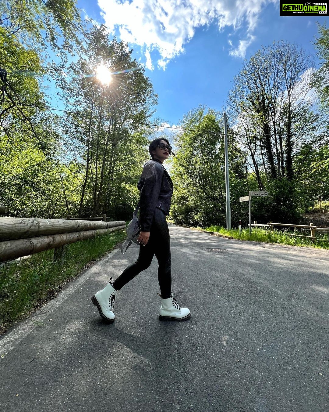 Sayani Gupta Instagram - Sunshine in my pocket #italy 📷 for 20 💶 @eshwarlog