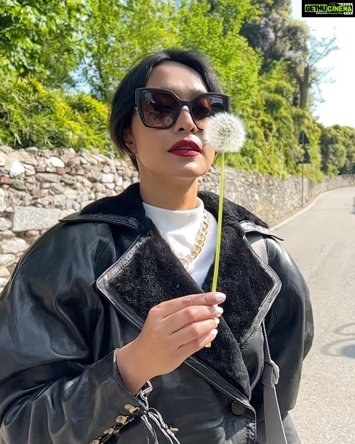 Sayani Gupta Instagram - Sunshine in my pocket #italy 📷 for 20 💶 @eshwarlog