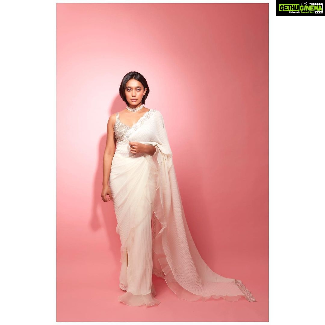 Sayani Gupta Instagram - @sayanigupta all dressed up for an Iftaar party 🤍🤍🤍 Wearing @jade_bymk Choker @aurnument Rings @gehnajewellers1 Heels @eridani.in Assisted by @poojagulabani Glam @eshwarlog Hair @krishnakami 📸 @shivamguptaphotography . . . #sayanigupta #style #saree #fashion #sareelove #allwhite #dressup #stylist #styling #celebritystyle #bollywood #glam #beauty #photoshoot #ootd #post