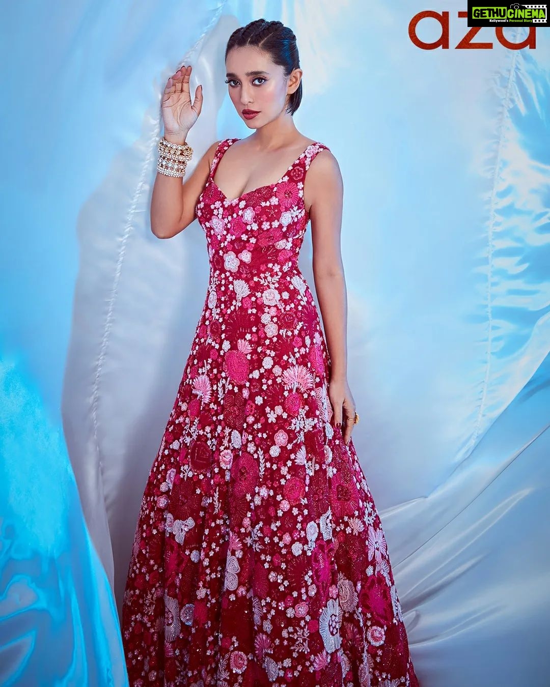 Sayani Gupta Instagram - @azafashions #CoverStory: Meet @sayanigupta, the perfectionist. Before her foray into cinema, she got six promotions within a year at a research-based firm in Delhi. She shares: “They told me I’d become a GM next if I continued with that firm. I don’t know, they just kept promoting me! But I’d work 19-20 hours a day. The office had two or three floors, and I’d be the only one in the building working all day and all night, in a city like Delhi. Looking back, I don’t know why I wasn’t scared. I guess I had immense faith in human beings. Sometimes the office help would come up to me and say, “Madam, abhi bahot late hogaya hai, sona hai. Aap jao.” I’d come out – my office was in the Qutab Institutional Area – but there would be no transport to get out of that zone. I’d walk alone, waiting for autos in pitch darkness. I think I lived in a bubble. Touch wood, nothing bad happened. I believe that when you are following your heart, God looks after you.” Get to know the self-made star and read all about her journey to success in our #AzaCoverStory (link in bio): https://www.azafashions.com/coverstory_sayanigupta On Sayani: @mishruofficial Bangles: @mahesh_notandass and @anmoljewellers; Ring: @mayasanghavijewels Editor: @devanginishar Photographer: @kadamajay Interview: @sreemita_bhattacharya Styling: @shreejarajgopal Hair: @deepalid10 Makeup: @sitalmakeup Artist’s Reputation Management: @raindropalterego Coordinator: @thatgirlinabob #Aza #AzaFashions #AzaMagazine #MagazineCover #Bollywood #Celebrity #Mishru #CelebrityStyle #CelebrityFashion #FourMoreShotsPlease #SayaniGupta