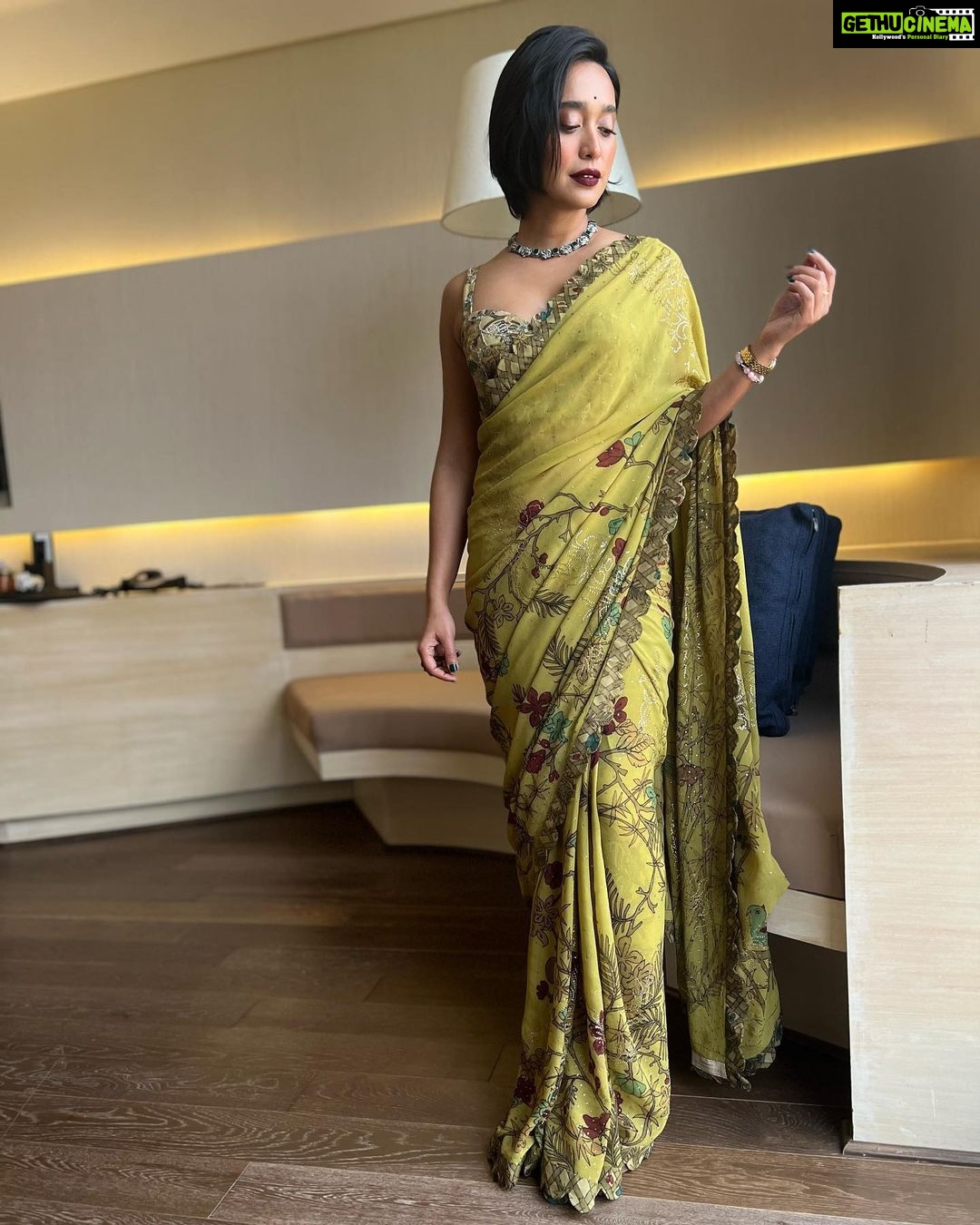 Sayani Gupta Instagram - Got the Woman Achiever of the Year 2021-22 At the YFLO & FICCI summit @ficci_india @yfloahmedabad Had the most lovely chat with an room full of fabulous achievers! A hurricane day trip to Ahmedabad With my beauty angel @glamourbeautybysu MUH by Sunayana.. Killin it! Self styled with all the help from my style advisor/Godmother @shreejarajgopal Wearing @archanajaju.in saree with @curiocottagejewelry 🤎
