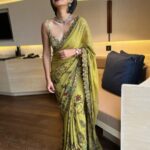 Sayani Gupta Instagram - Got the Woman Achiever of the Year 2021-22 At the YFLO & FICCI summit @ficci_india @yfloahmedabad Had the most lovely chat with an room full of fabulous achievers! A hurricane day trip to Ahmedabad With my beauty angel @glamourbeautybysu MUH by Sunayana.. Killin it! Self styled with all the help from my style advisor/Godmother @shreejarajgopal Wearing @archanajaju.in saree with @curiocottagejewelry 🤎