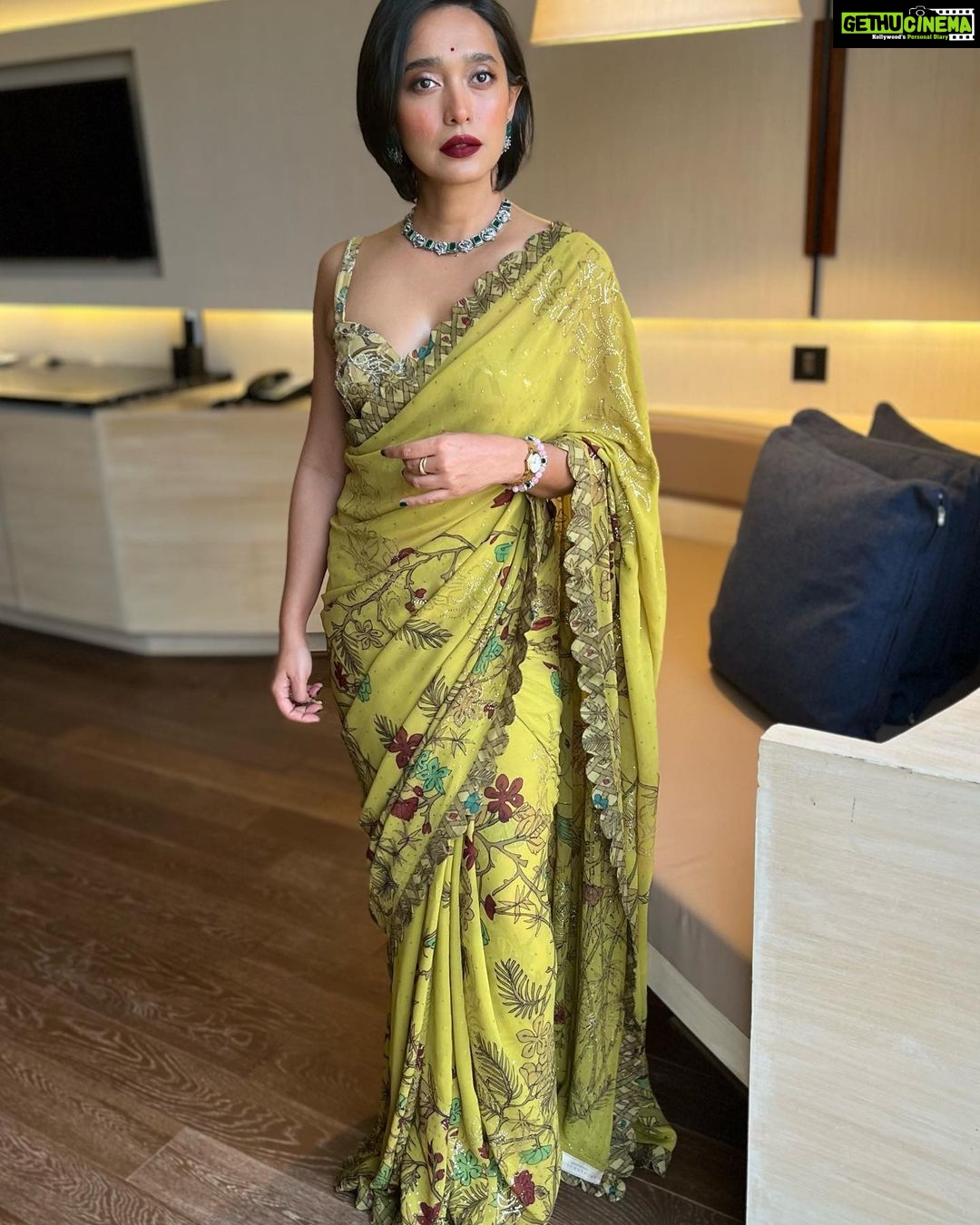 Sayani Gupta Instagram - Got the Woman Achiever of the Year 2021-22 At the YFLO & FICCI summit @ficci_india @yfloahmedabad Had the most lovely chat with an room full of fabulous achievers! A hurricane day trip to Ahmedabad With my beauty angel @glamourbeautybysu MUH by Sunayana.. Killin it! Self styled with all the help from my style advisor/Godmother @shreejarajgopal Wearing @archanajaju.in saree with @curiocottagejewelry 🤎