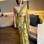 Sayani Gupta Instagram - Got the Woman Achiever of the Year 2021-22 At the YFLO & FICCI summit @ficci_india @yfloahmedabad Had the most lovely chat with an room full of fabulous achievers! A hurricane day trip to Ahmedabad With my beauty angel @glamourbeautybysu MUH by Sunayana.. Killin it! Self styled with all the help from my style advisor/Godmother @shreejarajgopal Wearing @archanajaju.in saree with @curiocottagejewelry 🤎