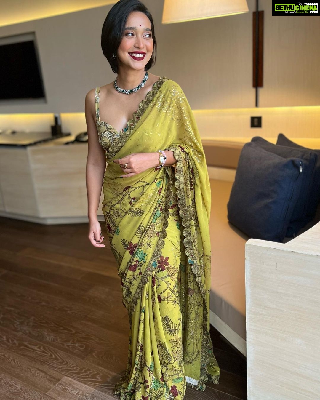 Sayani Gupta Instagram - Got the Woman Achiever of the Year 2021-22 At the YFLO & FICCI summit @ficci_india @yfloahmedabad Had the most lovely chat with an room full of fabulous achievers! A hurricane day trip to Ahmedabad With my beauty angel @glamourbeautybysu MUH by Sunayana.. Killin it! Self styled with all the help from my style advisor/Godmother @shreejarajgopal Wearing @archanajaju.in saree with @curiocottagejewelry 🤎