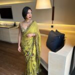 Sayani Gupta Instagram - Got the Woman Achiever of the Year 2021-22 At the YFLO & FICCI summit @ficci_india @yfloahmedabad Had the most lovely chat with an room full of fabulous achievers! A hurricane day trip to Ahmedabad With my beauty angel @glamourbeautybysu MUH by Sunayana.. Killin it! Self styled with all the help from my style advisor/Godmother @shreejarajgopal Wearing @archanajaju.in saree with @curiocottagejewelry 🤎