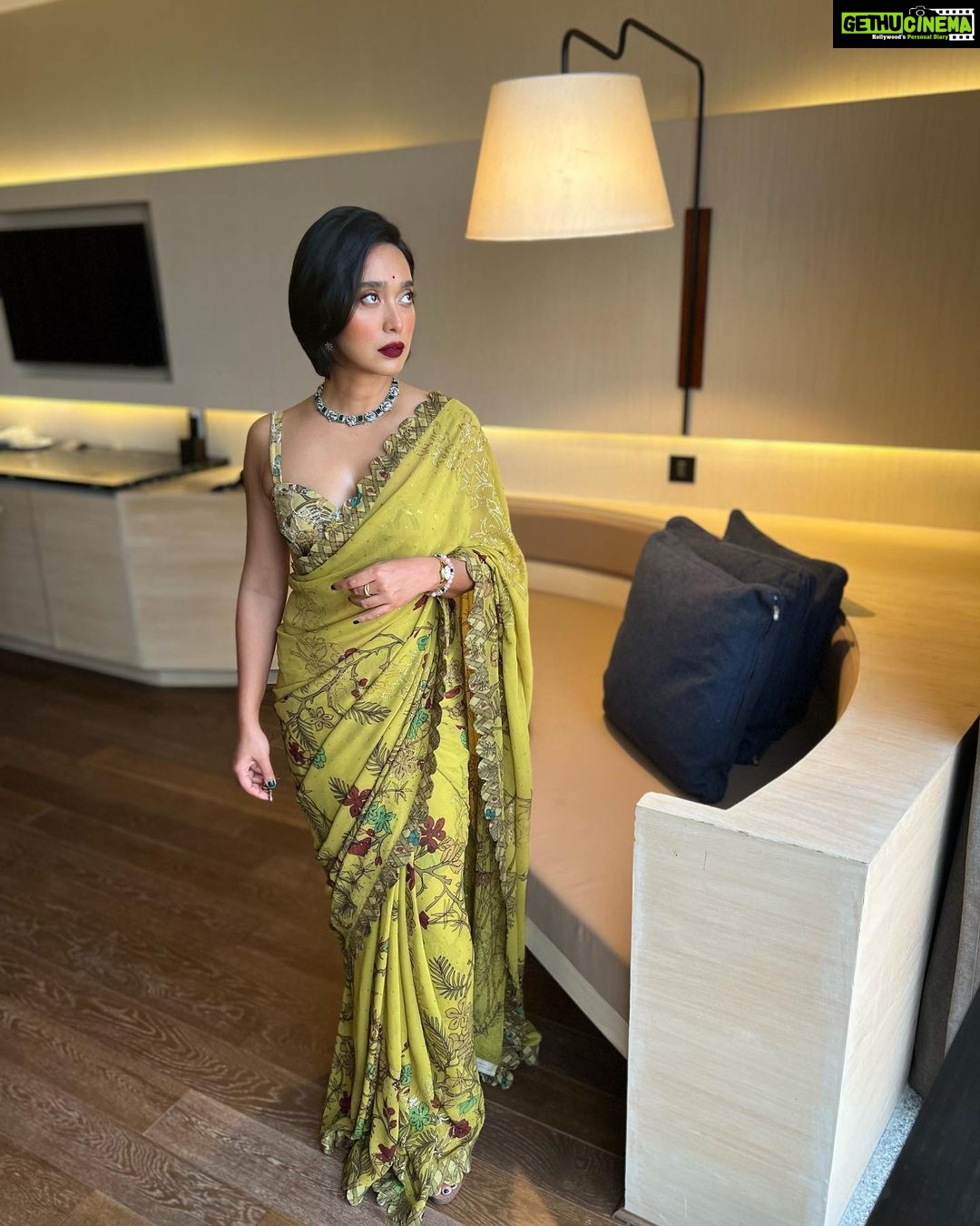 Sayani Gupta Instagram - Got the Woman Achiever of the Year 2021-22 At the YFLO & FICCI summit @ficci_india @yfloahmedabad Had the most lovely chat with an room full of fabulous achievers! A hurricane day trip to Ahmedabad With my beauty angel @glamourbeautybysu MUH by Sunayana.. Killin it! Self styled with all the help from my style advisor/Godmother @shreejarajgopal Wearing @archanajaju.in saree with @curiocottagejewelry 🤎