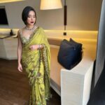 Sayani Gupta Instagram - Got the Woman Achiever of the Year 2021-22 At the YFLO & FICCI summit @ficci_india @yfloahmedabad Had the most lovely chat with an room full of fabulous achievers! A hurricane day trip to Ahmedabad With my beauty angel @glamourbeautybysu MUH by Sunayana.. Killin it! Self styled with all the help from my style advisor/Godmother @shreejarajgopal Wearing @archanajaju.in saree with @curiocottagejewelry 🤎