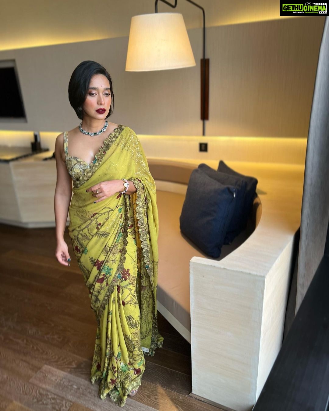 Sayani Gupta Instagram - Got the Woman Achiever of the Year 2021-22 At the YFLO & FICCI summit @ficci_india @yfloahmedabad Had the most lovely chat with an room full of fabulous achievers! A hurricane day trip to Ahmedabad With my beauty angel @glamourbeautybysu MUH by Sunayana.. Killin it! Self styled with all the help from my style advisor/Godmother @shreejarajgopal Wearing @archanajaju.in saree with @curiocottagejewelry 🤎