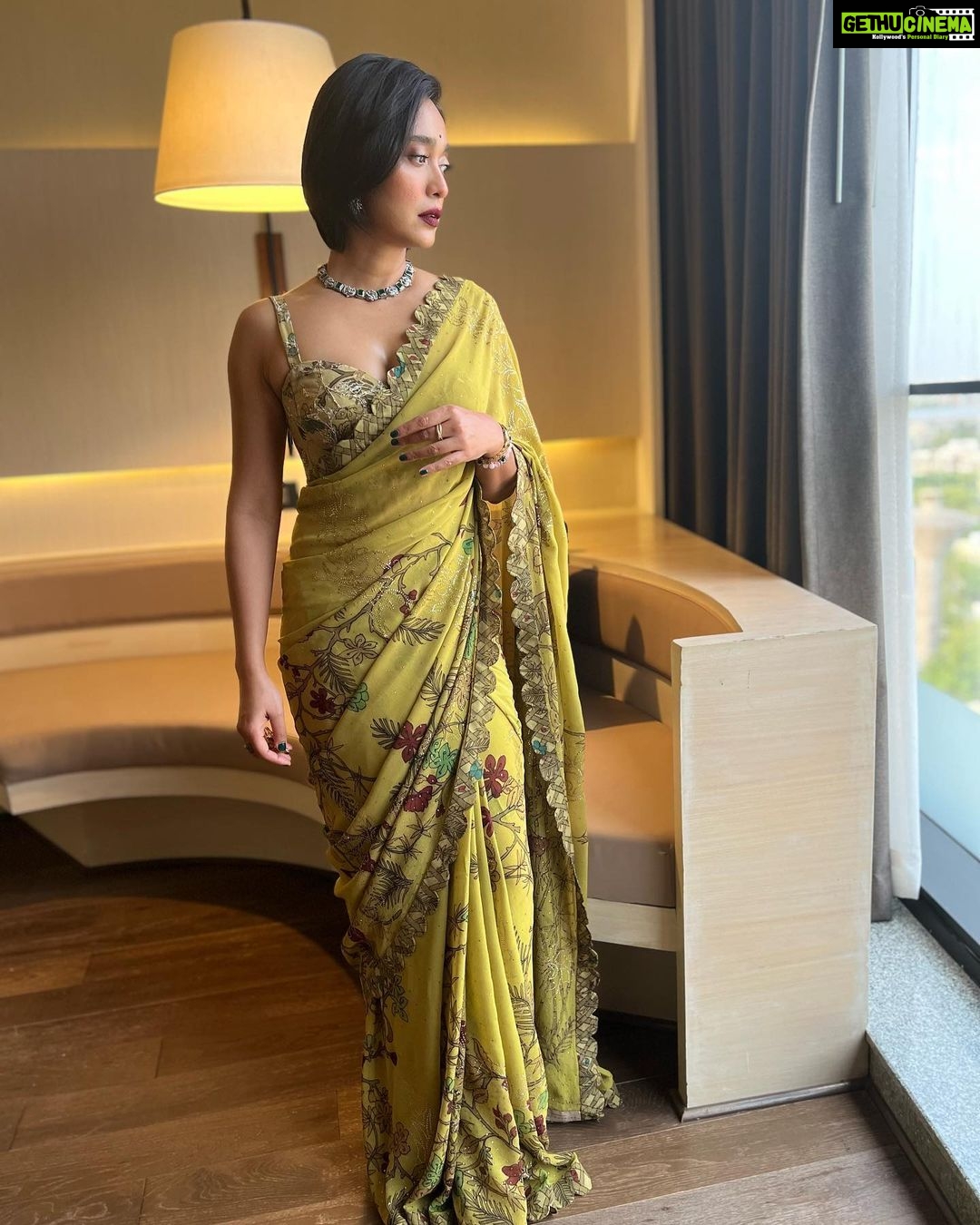 Sayani Gupta Instagram - Got the Woman Achiever of the Year 2021-22 At the YFLO & FICCI summit @ficci_india @yfloahmedabad Had the most lovely chat with an room full of fabulous achievers! A hurricane day trip to Ahmedabad With my beauty angel @glamourbeautybysu MUH by Sunayana.. Killin it! Self styled with all the help from my style advisor/Godmother @shreejarajgopal Wearing @archanajaju.in saree with @curiocottagejewelry 🤎