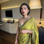 Sayani Gupta Instagram - Got the Woman Achiever of the Year 2021-22 At the YFLO & FICCI summit @ficci_india @yfloahmedabad Had the most lovely chat with an room full of fabulous achievers! A hurricane day trip to Ahmedabad With my beauty angel @glamourbeautybysu MUH by Sunayana.. Killin it! Self styled with all the help from my style advisor/Godmother @shreejarajgopal Wearing @archanajaju.in saree with @curiocottagejewelry 🤎