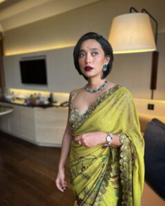Sayani Gupta Instagram - Got the Woman Achiever of the Year 2021-22 At the YFLO & FICCI summit @ficci_india @yfloahmedabad Had the most lovely chat with an room full of fabulous achievers! A hurricane day trip to Ahmedabad With my beauty angel @glamourbeautybysu MUH by Sunayana.. Killin it! Self styled with all the help from my style advisor/Godmother @shreejarajgopal Wearing @archanajaju.in saree with @curiocottagejewelry 🤎