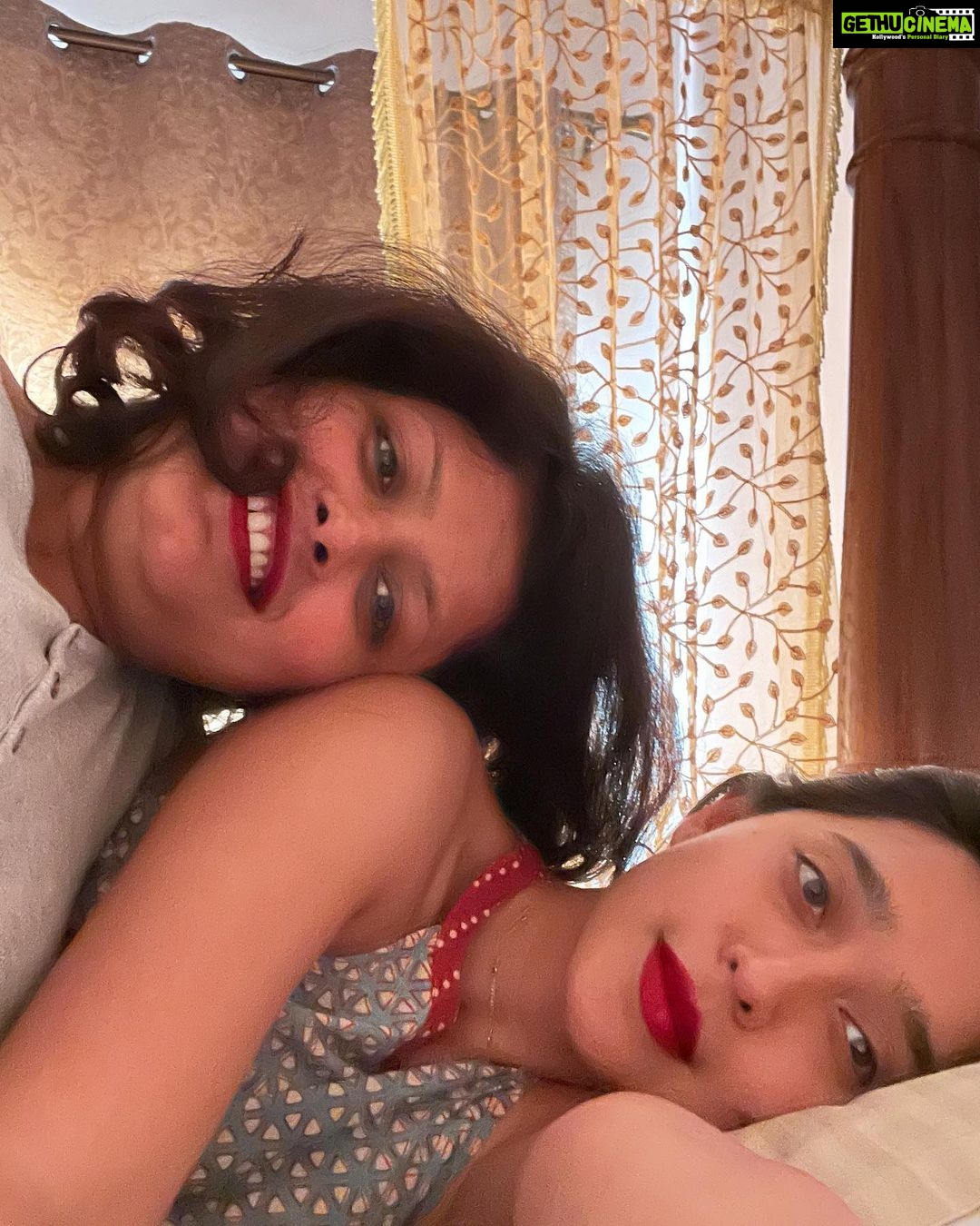 Sayani Gupta Instagram - Girlfriends are the most precious! 18 years ago from the minute we met, we chatted for the next 15 hours non stop. Shared a room and a bed for the next 3 years. And never got bored in each other’s company. It’s exactly the same even today. Chat, eat, wear lipstick, repeat. Reunions that give oxygen to the soul. @dubeyshruti2006 🤎