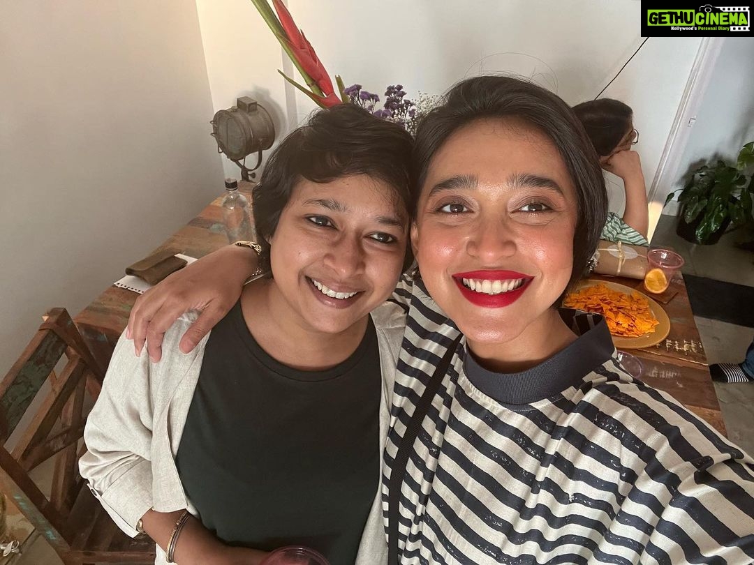 Sayani Gupta Instagram - Merry Christmas 🎄 @jessicasadana @anindyashankardas bring the best hosts ever! United with the FTII family after so long! But obviously forgot to take photos after the first half an hour 🤦♀️🤷♀️ @paramitagh @ronjinichakraborty @takkar.charu @thatthalasserygirl the cake was yum!