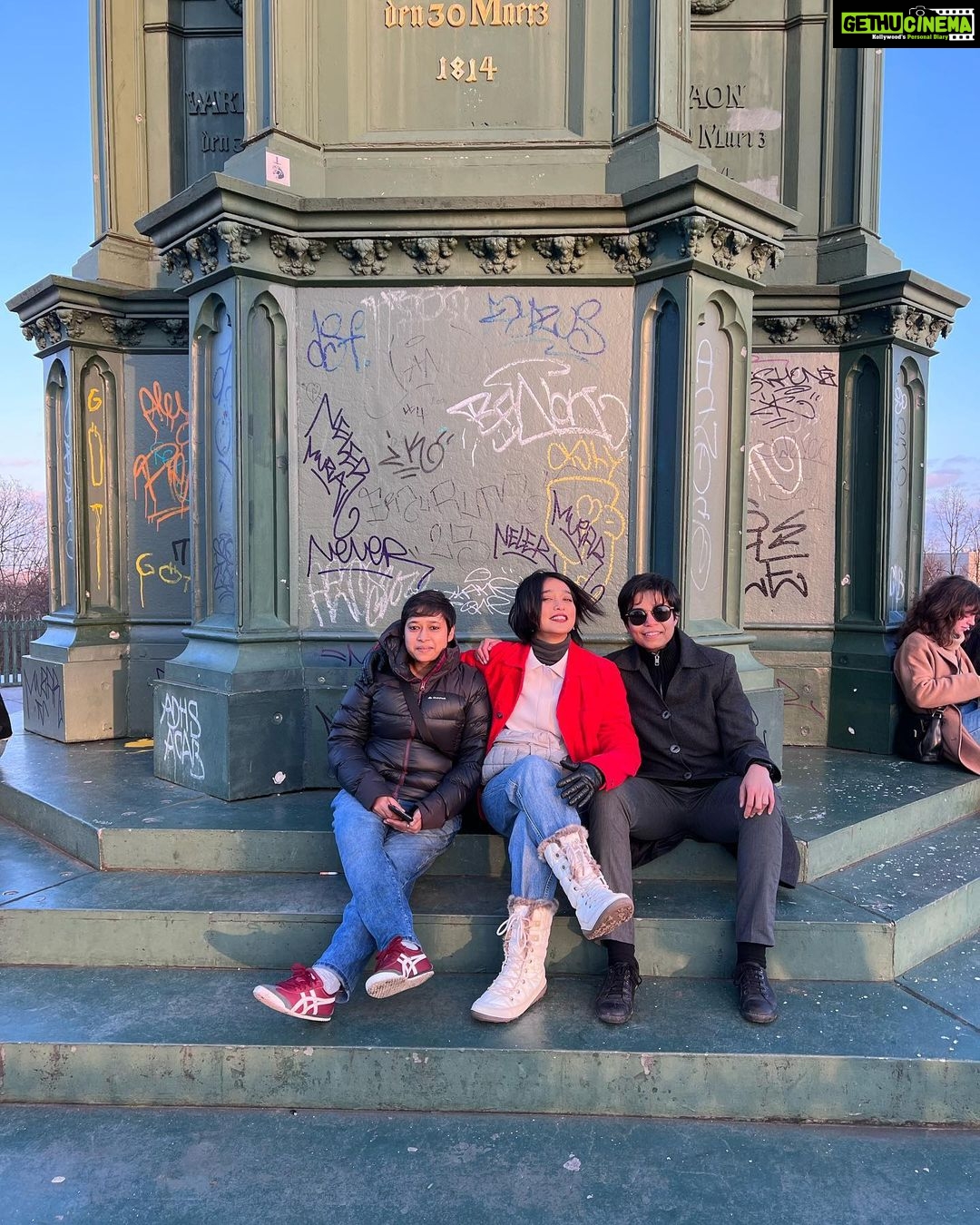 Sayani Gupta Instagram - Missing these two so much already! Sunset in Berlin yesterday! @paramitagh @sreya_without_h 14 years of crazy Reunited FTII to Europe #europediaries #teenlalona #berlinebelellapona #threesisters #coldwindwarmheart #chhotobodomaajhari #shorthairgirls Viktoria Park, Berlin