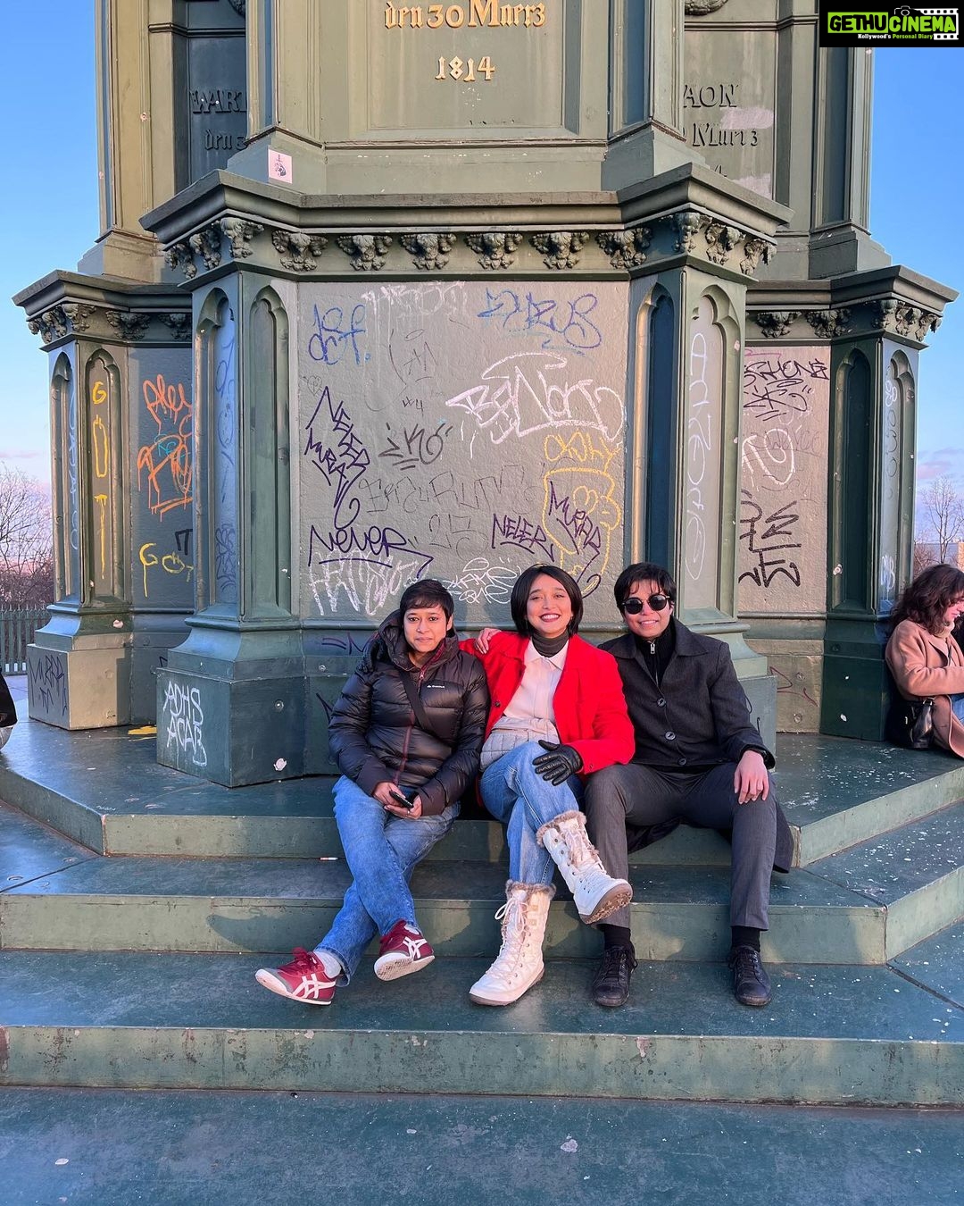 Sayani Gupta Instagram - Missing these two so much already! Sunset in Berlin yesterday! @paramitagh @sreya_without_h 14 years of crazy Reunited FTII to Europe #europediaries #teenlalona #berlinebelellapona #threesisters #coldwindwarmheart #chhotobodomaajhari #shorthairgirls Viktoria Park, Berlin