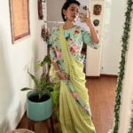 Sayani Gupta Instagram - Love this @mrunalinirao saree That I discovered in my wardrobe. Thank you for this fun saree @uri.india 💚 Also notorious for wearing socks and birks with EVERYTHING!