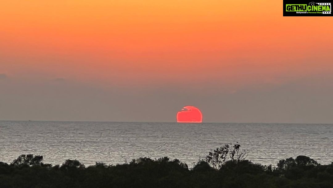 Sayani Gupta Instagram - Had to post today’s sunset. It perhaps was one of the most beautiful sunsets I have ever witnessed. It was a glorious sunny day in Bombay and the Sun melted into the ocean with birds and aeroplanes passing the frame nonchalantly. Truly grateful for this. Today. Everyday. All the inspiration we need is actually around us. Three people I love very much.. it’s their birthday today and tomorrow.. @shujaatsaudagar @kalkikanmani @vasanthigupta Sent out prayers for you🦋 Some days the universe takes a step towards you and let’s you know It’s listening. 🌊🌻