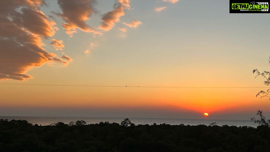 Sayani Gupta Instagram - Had to post today’s sunset. It perhaps was one of the most beautiful sunsets I have ever witnessed. It was a glorious sunny day in Bombay and the Sun melted into the ocean with birds and aeroplanes passing the frame nonchalantly. Truly grateful for this. Today. Everyday. All the inspiration we need is actually around us. Three people I love very much.. it’s their birthday today and tomorrow.. @shujaatsaudagar @kalkikanmani @vasanthigupta Sent out prayers for you🦋 Some days the universe takes a step towards you and let’s you know It’s listening. 🌊🌻