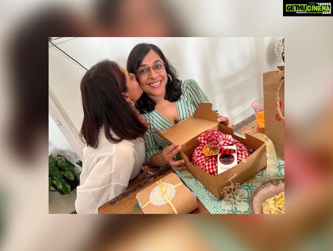 Sayani Gupta Instagram - Merry Christmas 🎄 @jessicasadana @anindyashankardas bring the best hosts ever! United with the FTII family after so long! But obviously forgot to take photos after the first half an hour 🤦♀️🤷♀️ @paramitagh @ronjinichakraborty @takkar.charu @thatthalasserygirl the cake was yum!