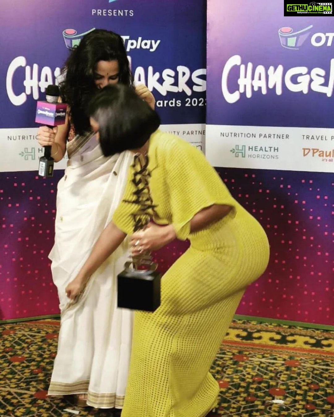 Sayani Gupta Instagram - Almost made me cry! Thank you Arundhuti for such a beautiful post! You have my heart too! 💛 Repost from @journoarundhuti More than often we talk about a lot of things than practicing them...but here it was just the opposite one. Here, a queen, who won the Most Promising Star of the Year awards at the OTTplay Changemakers award, actually took a moment and fixed my saree on camera, just before she gives the winner's bytes. I was running around like all of my colleagues and doing our job and since I was wearing a cotton 🥻, it got messed up a bit...but the queen, @sayanigupta had the heart to notice and fix it before we proceed. We only met thrice when I interviewed her but every time she made me believe that I am the most important person at that point of time around her, just like SRK does!! We all know how talented she is as a performer but this huge gesture made me feel the power of sisterhood, the power of being supportive to each other especially for women to grow together and rule the world!! Sayani, don't know when we are meeting next but remember, you have my heart!! I love ❤️ 😍 you!! May you shine and aim the 🌟 #womanhood #sisterhood #wefixeachotherscrowns #indianactress #sayanigupta #journoarundhuti #ottplaychangemakersawards