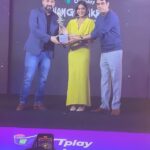 Sayani Gupta Instagram – Received #promisingstaroftheyear @ottplayapp @hindustantimes from my teacher today @ashwathbhatt while this video was being recorded by my classmate @bhuvanarora27 cheering me on!
If this is not a full circle, what is?
So grateful of what @ftiiofficial gave us!
Grateful for all the love from seniors, colleagues, fellow practitioners, all of you, and my fabulous team! Thank you π
Team:
@eshwarlog @paloshell @shreejarajgopal @kadamajay @dhwanii.jain @media.raindrop
Wearing @lovebirds.studio πΌ