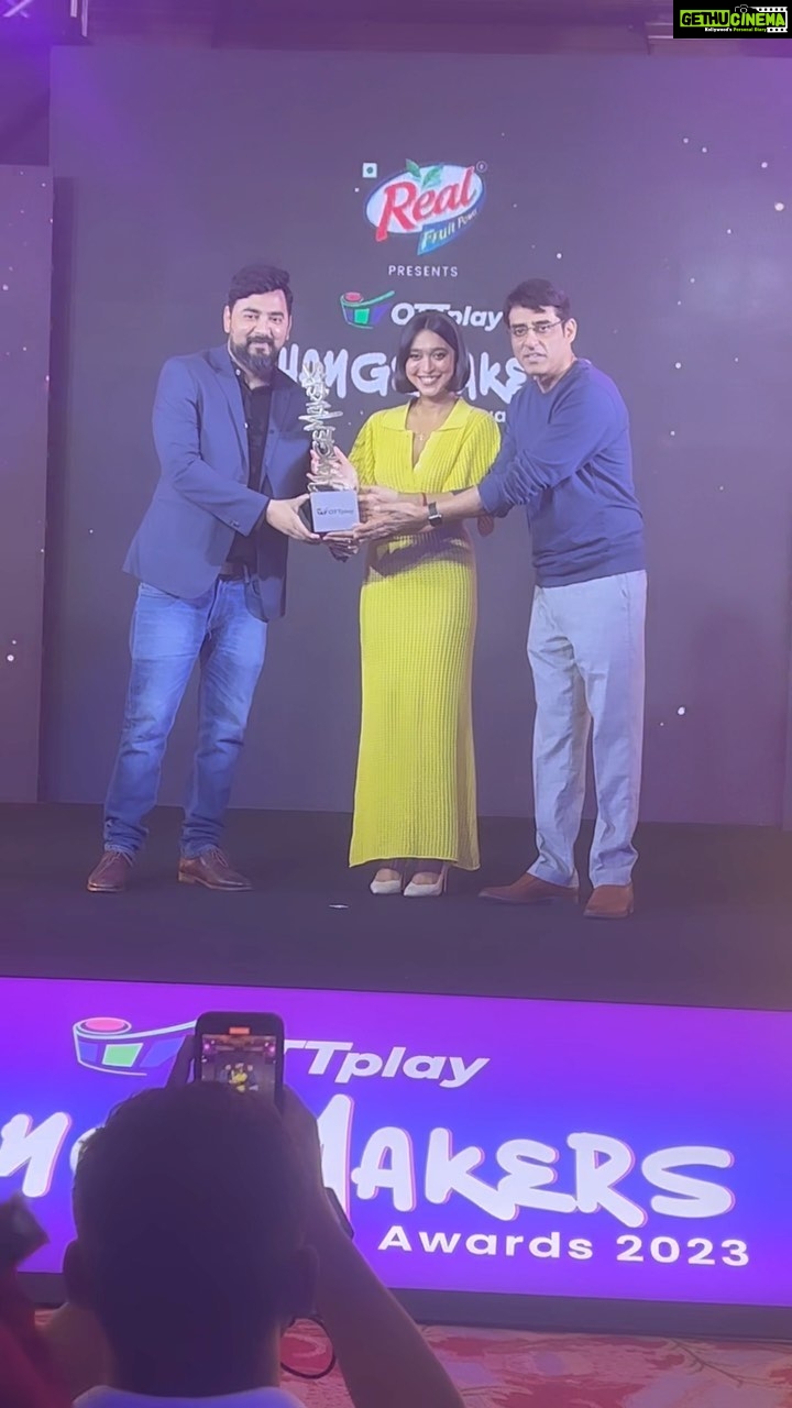 Sayani Gupta Instagram - Received #promisingstaroftheyear @ottplayapp @hindustantimes from my teacher today @ashwathbhatt while this video was being recorded by my classmate @bhuvanarora27 cheering me on! If this is not a full circle, what is? So grateful of what @ftiiofficial gave us! Grateful for all the love from seniors, colleagues, fellow practitioners, all of you, and my fabulous team! Thank you π Team: @eshwarlog @paloshell @shreejarajgopal @kadamajay @dhwanii.jain @media.raindrop Wearing @lovebirds.studio πΌ