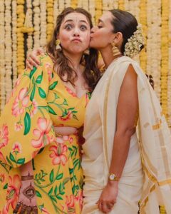 Sayani Gupta Instagram - Maan’s ki Mehendi!

This evening was special! Felt like my sister’s wedding.. was surreal and quite emotional!
Fun was had! And the gang was mad!

@maanvigagroo @randomvarun love you both so much!

Thank you for the photos Maans 😂