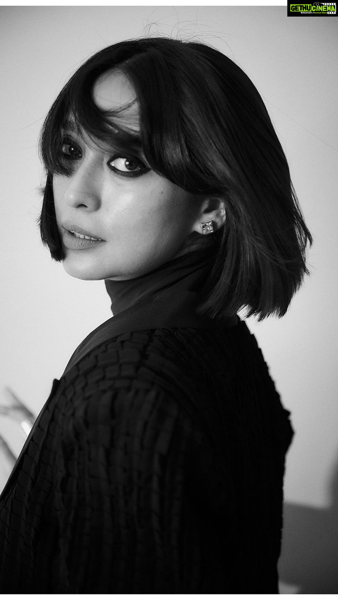 Sayani Gupta Instagram - Crushing it in all black everything @sayanigupta 🖤 Wearing @rishtabyarjunsaluja Jewels @amrapalijewels Bag @aldo_shoes Heels @charleskeithofficial Glam @eshwarlog Style assistant @dhwanii.jain 📸 @kadamajay . . . #sayanigupta #reels #allblack #trend #reelitfeelit #bnw