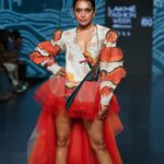 Sayani Gupta Instagram - @lakmefashionwk Walking for @jajaabor2017 🐠🐟 @fdciofficial Team: @eshwarlog @paloshell @dhwanii.jain @shreejarajgopal @riichabhoyar @media.raindrop @mohitvaru @ayushsaxx 🙌🧡💙